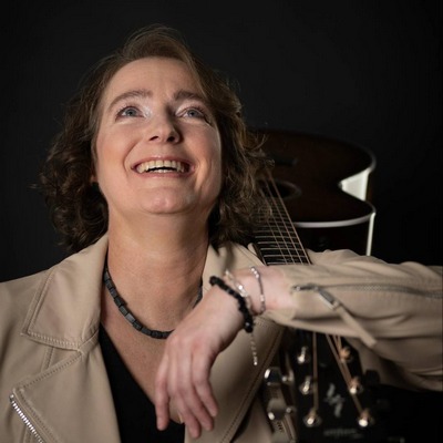 Bild von der sich freuenden und lachenden Songwriterin Julia Wörlein