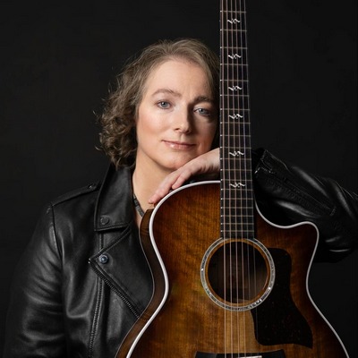 Bild von Julia Wörlein mit Gitarre in der Hand